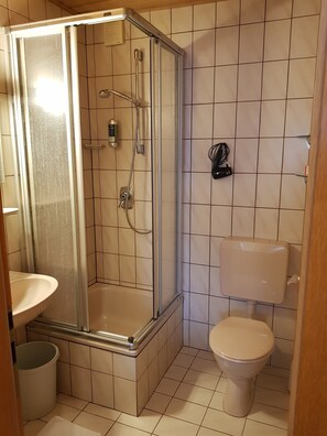Shower, hair dryer, towels, soap - Pension Zum Schwan (Muhr am See)