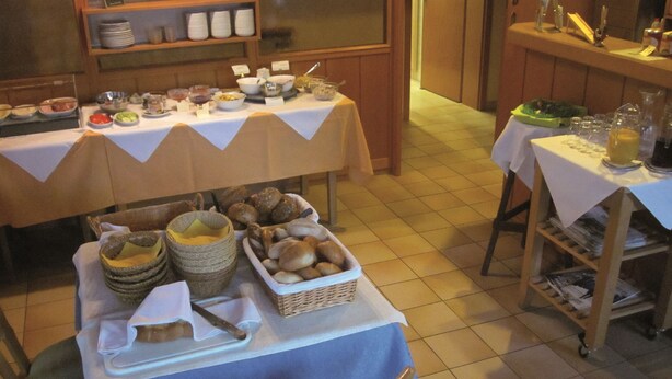 A breakfast buffet with various food items and beverages. - Pension Zum Schwan (Muhr am See)