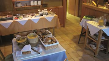 Free daily buffet breakfast