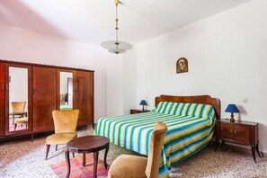 3 habitaciones, tabla de planchar con plancha y cuna de viaje 