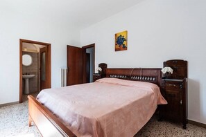 3 bedrooms, iron/ironing board, travel cot, free WiFi