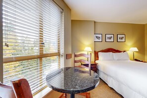 Iron/ironing board, internet, bed sheets