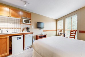 Iron/ironing board, internet, bed sheets