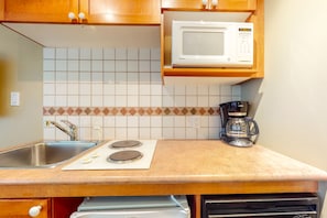 Four Ă micro-ondes, surface de cuisson, lave-vaisselle