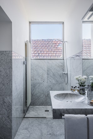 Shower, hair dryer, towels - Flattered to be in Porto Sea View Apartment A (Oporto)