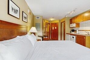 Tabla de planchar con plancha, internet y ropa de cama 