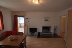 公寓 (Etania; Cleaning Fee 70 CHF) | 客廳 | 平面電視、壁爐