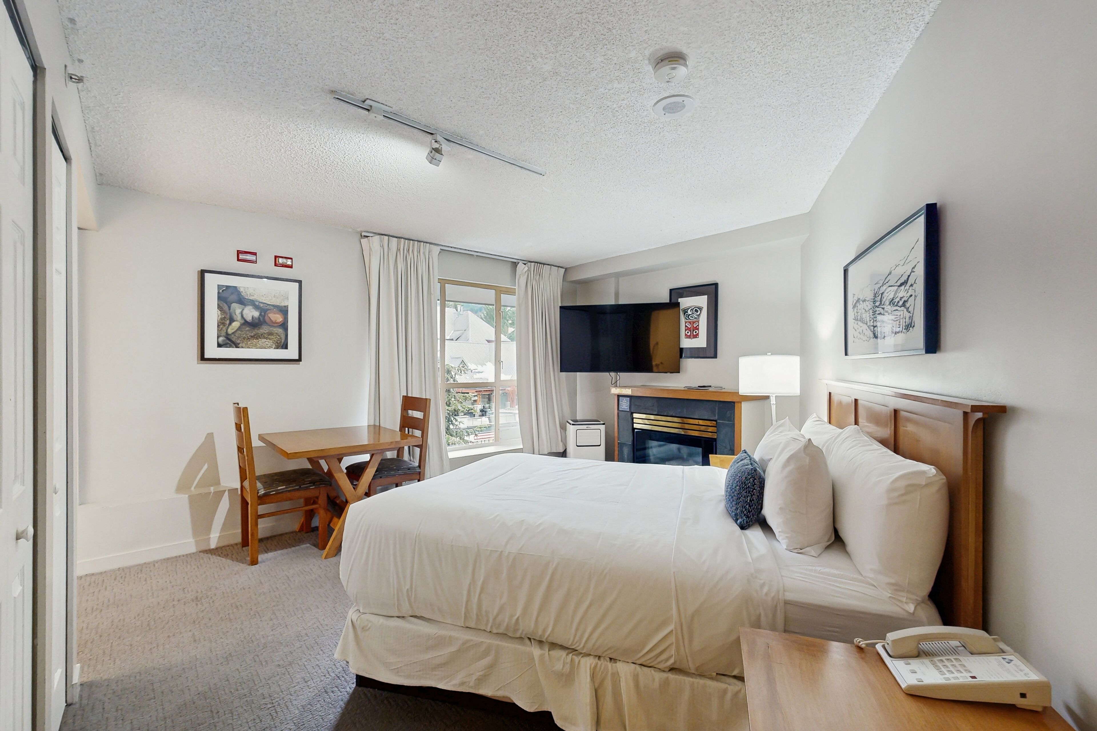 Iron/ironing board, free internet, bed sheets, wheelchair access