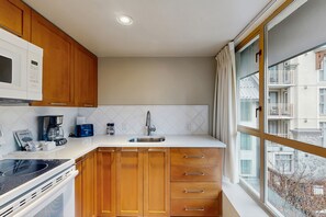 Four à micro-ondes, surface de cuisson, cafetière-théière, grille-pain