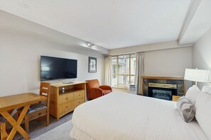 Tabla de planchar con plancha, internet y ropa de cama 