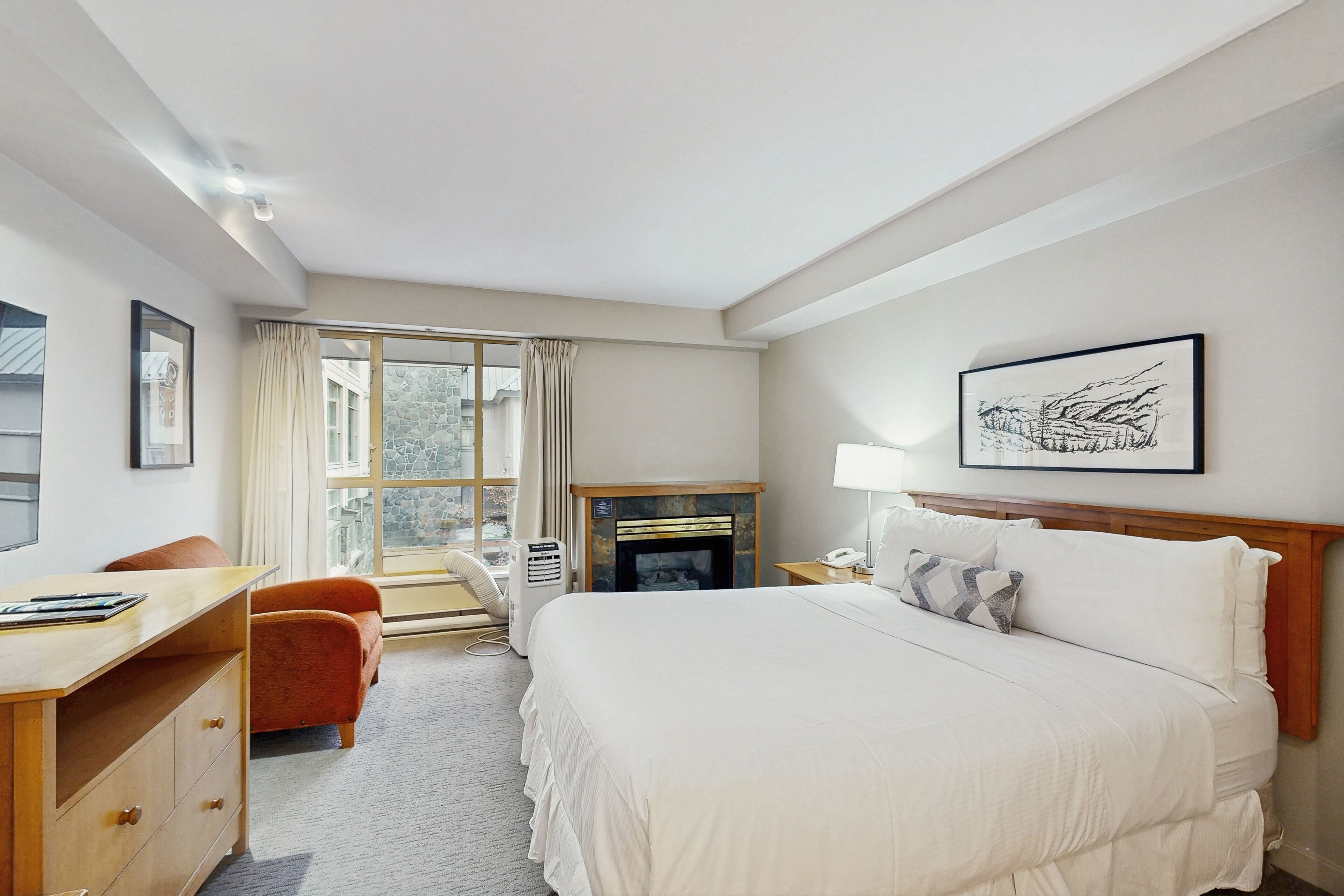 Een strijkplank/strijkijzer, internet, beddengoed