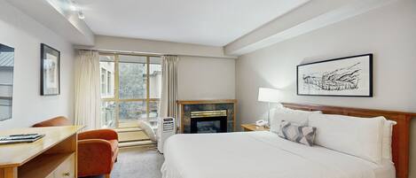 Tabla de planchar con plancha, acceso a internet y ropa de cama