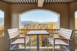 Outdoor dining - Amazing sixth-floor condo with pool, hot tub, sauna, & balcony views (Whistler)