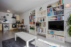 Appartamento (2 Bedrooms) | Soggiorno | TV 20 pollici con canali digitali