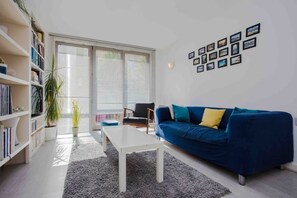 อพาร์ทเ มนท์ (2 Bedrooms) | ห้องนั่งเล่น | ทีวี 20 นิ้ว พร้อมช่องดิจิตอล
