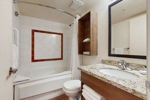 Een haardroger, handdoeken