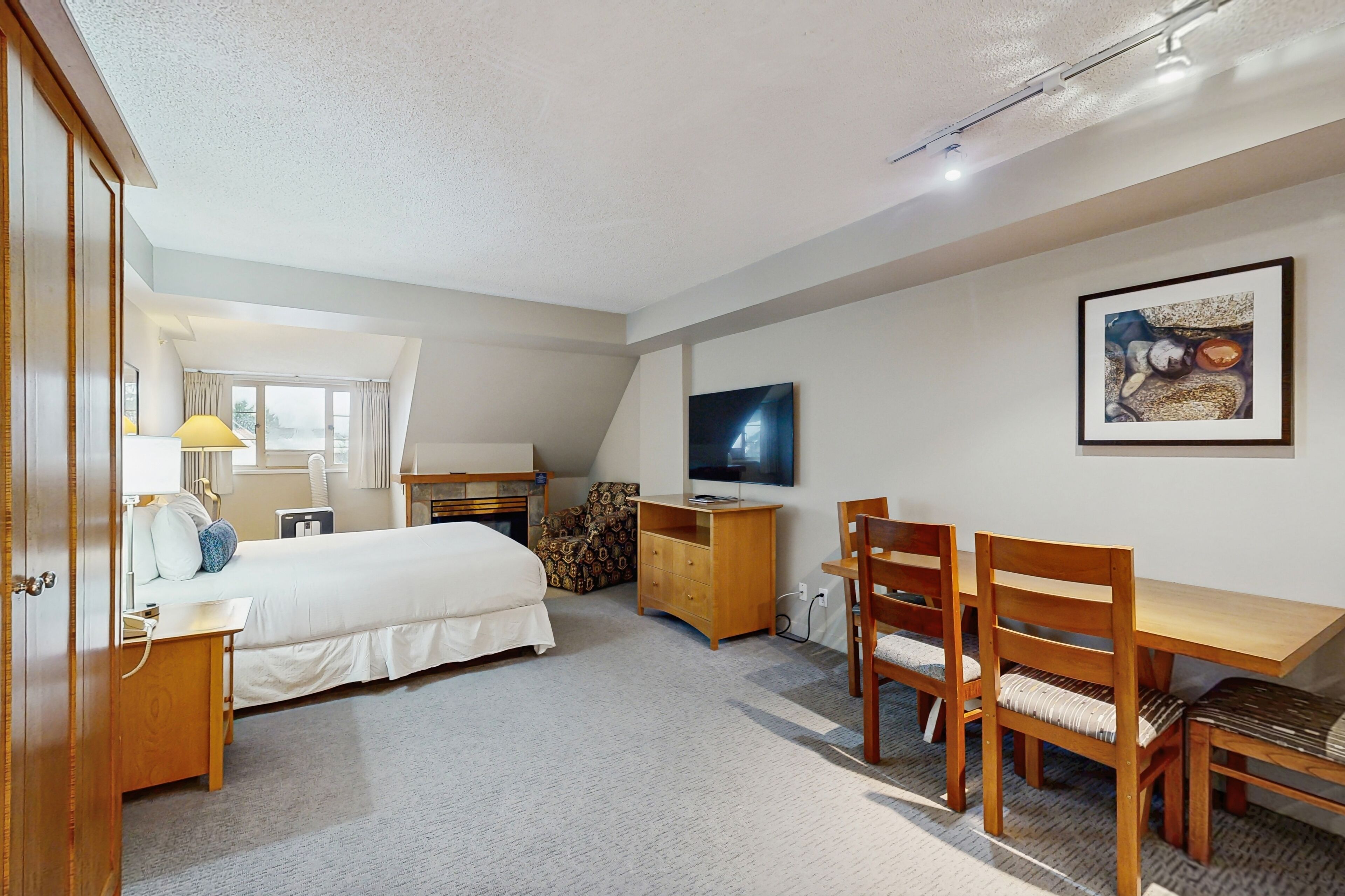 Iron/ironing board, Internet, bed sheets