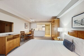 Een strijkplank/strijkijzer, internet, beddengoed