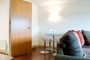 開放式客房 (0 Bedroom) | 手提電腦工作空間、熨斗/熨衫板、床單
