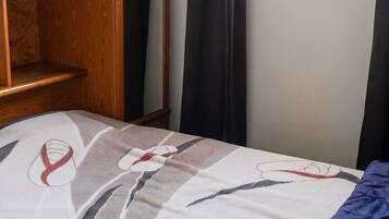 3 Schlafzimmer, Schreibtisch, Reisekinderbett