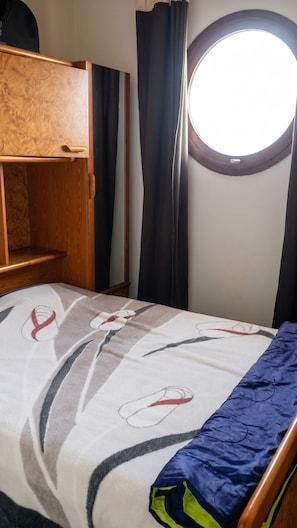 3 chambres, bureau, lit de bébé portatif