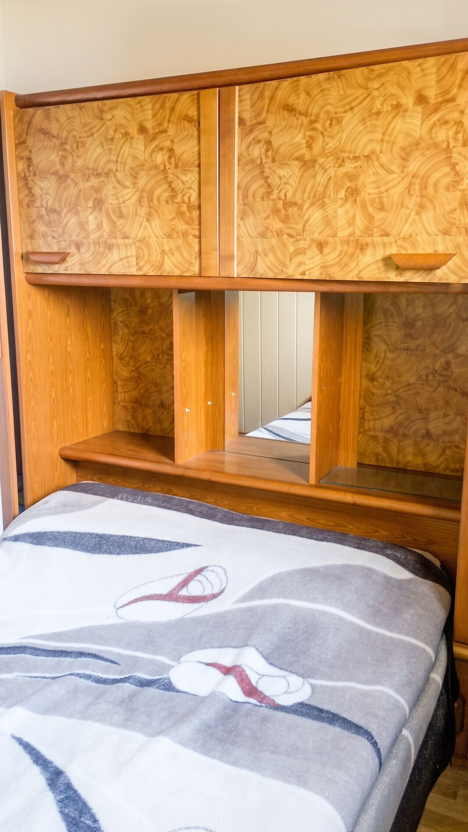 3 bedrooms, desk, travel cot