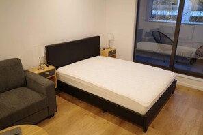 Laptop workspace, iron/ironing board, bed sheets - Modern, Cosy Studio Apartment Auckland Central (Auckland)