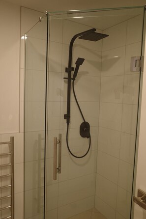 開放式客房 (0 Bedroom) | 浴室 | 淋浴設備、免費梳洗用品、提供毛巾、番梘