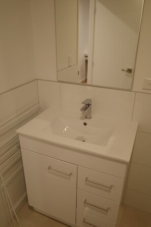 Bathroom - Modern, Cosy Studio Apartment Auckland Central (Auckland)