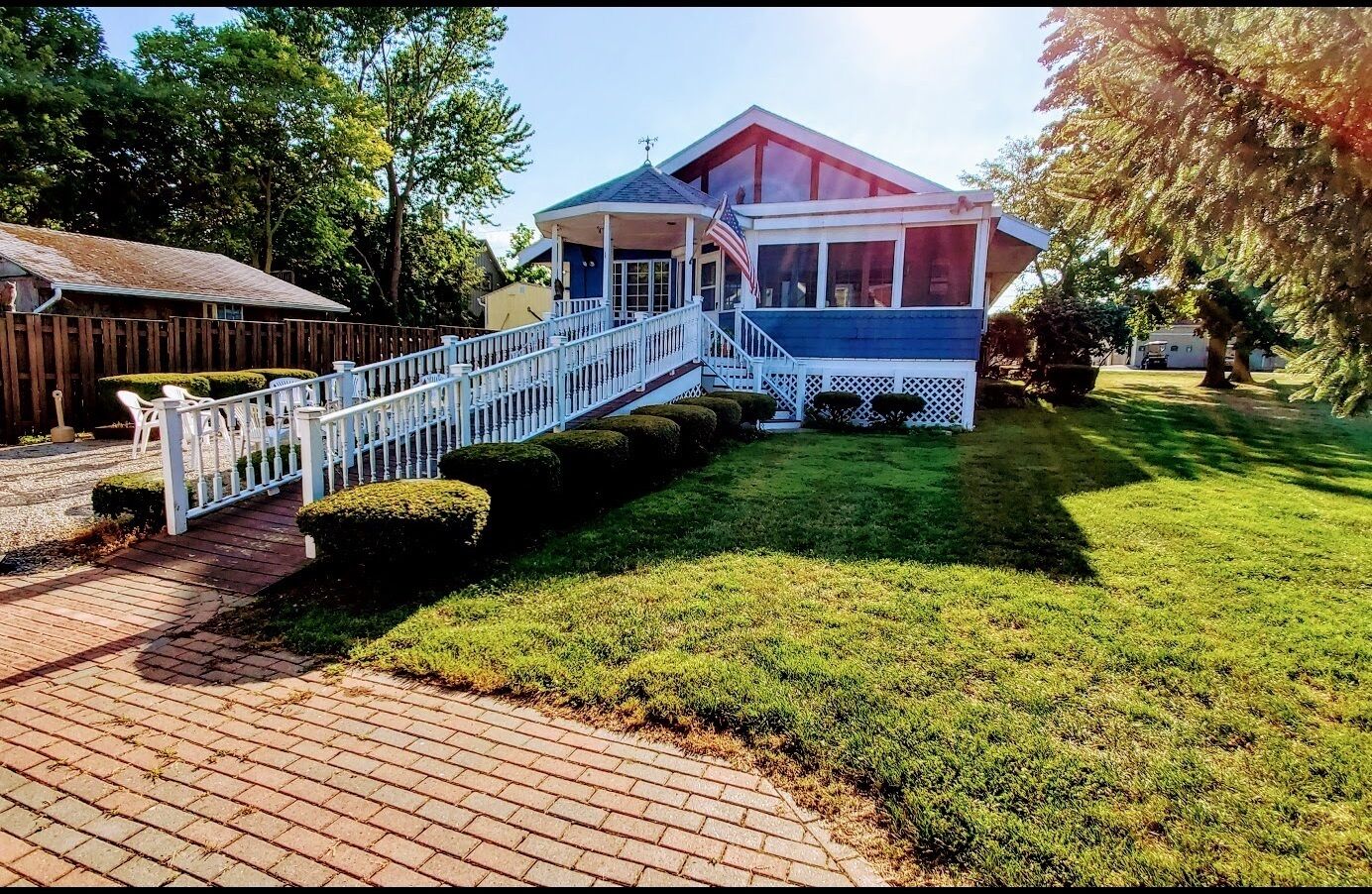 Best Downtown Location- Large, Beautiful!- The Queen Elizabeth House