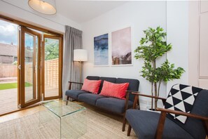 아파트 (3 Bedrooms) | 거실 | 디지털 채널 시청이 가능한 20인치 TV