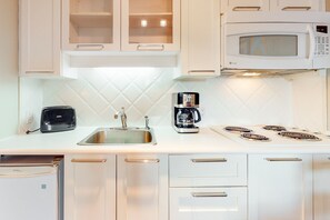 Four à micro-ondes, surface de cuisson, cafetière-théière, grille-pain