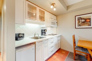 Four à micro-ondes, surface de cuisson, cafetière-théière, grille-pain