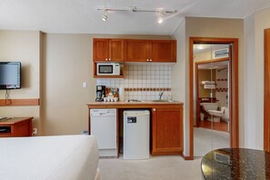 Fer et planche à repasser, accès à Internet, literie fournie