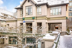 Exterior - 4th-floor studio near lifts with fireplace, gym, washer/dryer, full kitchen, AC (Whistler)