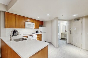 Micro-ondes, four, plaque de cuisson, lave-vaisselle