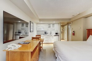 Iron/ironing board, internet, bed sheets