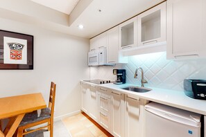 Four à micro-ondes, surface de cuisson, cafetière-théière, grille-pain