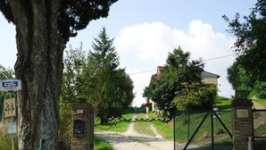 A gated entrance to a property with a sign indicating 'cpt fermata a ricosta'. - Apartment with 3 bedrooms, 1 bathroom and garden with furniture and bbc (Toscana)