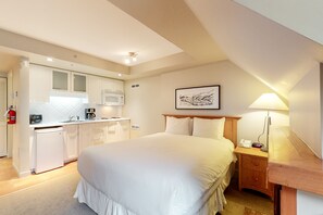 Fer et planche à repasser, accès à Internet (gratuit), literie fournie