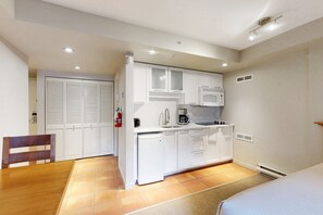 Microondas, parrilla de estufa, cafetera y tetera y tostadora 