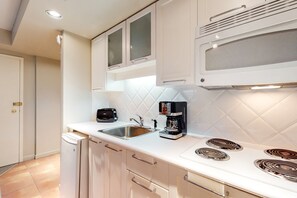 Four à micro-ondes, surface de cuisson, cafetière-théière, grille-pain