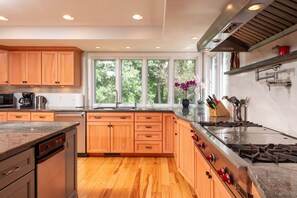 雪櫃、微波爐、焗爐、爐具