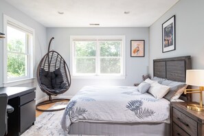 5 bedrooms, iron/ironing board, WiFi, bed sheets