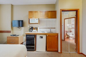 2 bedrooms, iron/ironing board, internet, bed sheets