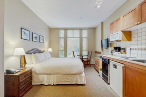 2 bedrooms, iron/ironing board, internet, bed sheets