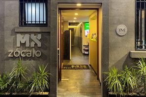 Ein Hotel Eingang mit einem Schild, das 'MX Zócalo' zeigt, und einem 'TradeMark' Logo.