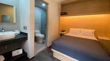 Ropa de cama hipoalergénica y caja de seguridad en la habitación