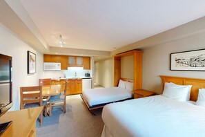 Fer et planche à repasser, accès à Internet (gratuit), literie fournie