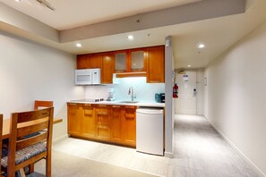 Mini-réfrigérateur, four à micro-ondes, surface de cuisson